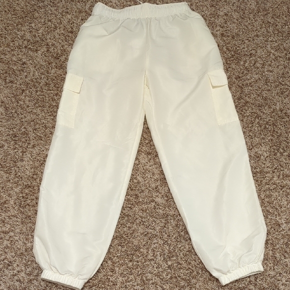 Forever 21 Pants - Forever 21 women's cream white lightweight high rise cargo style joggers